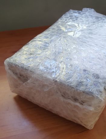 Knihy zabalené v bublinkovej fólii