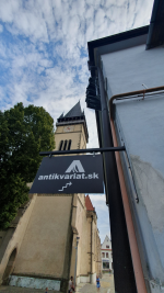Exteriér - Pohľad z vstupu Antikvariat.sk